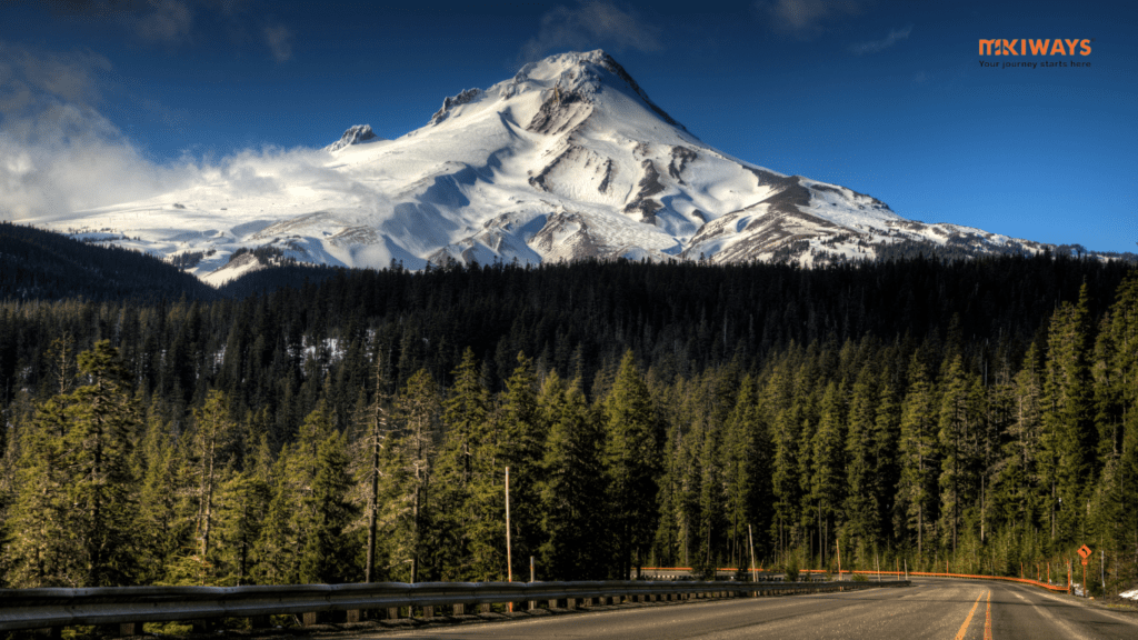 Ngọn núi Mount Hood nổi tiếng là một tỏng những địa điểm ngắm tuyết tại Mỹ có vô số hoạt động thú vị